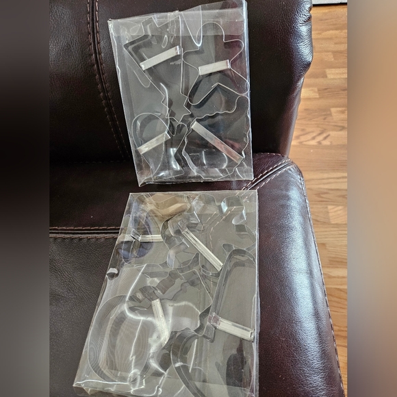Vintage Metal Tin Christmas Cookie Cutters 2 Sets of 4 Never Used - Picture 3 of 4